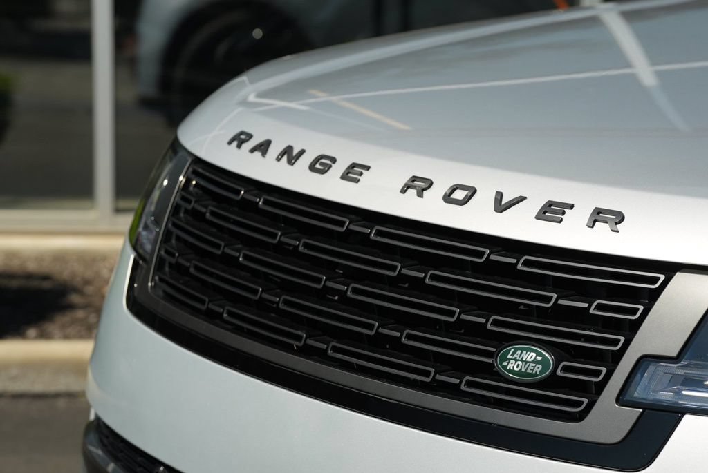 Used 2025 Land Rover Range Rover SE AWD/4WD image 6