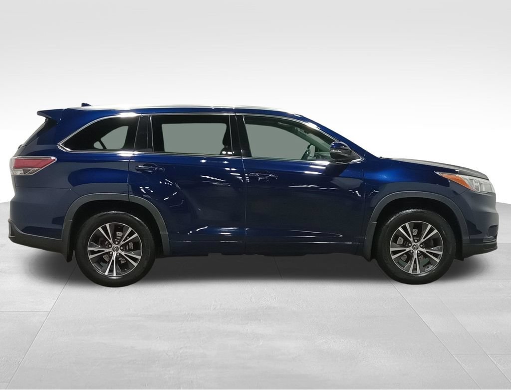 Used 2016 Toyota Highlander XLE AWD/4WD image 2