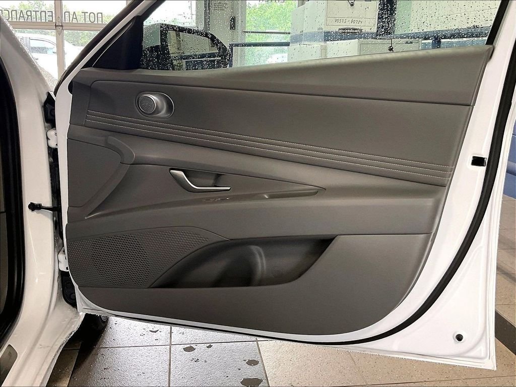 Certified 2025 Hyundai Elantra SEL FWD image 12