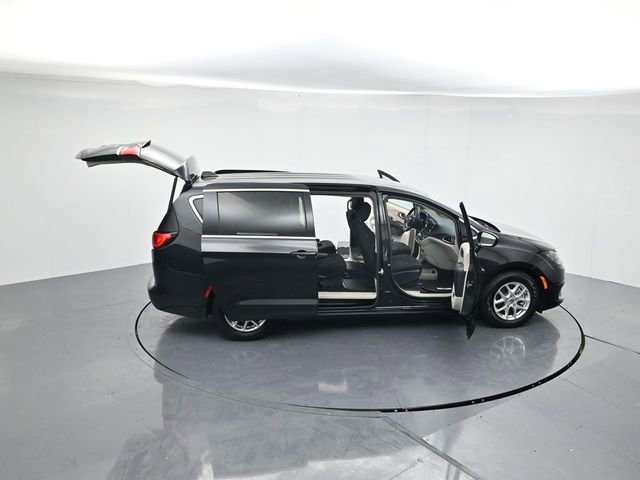 Used 2022 Chrysler Voyager LX image 46