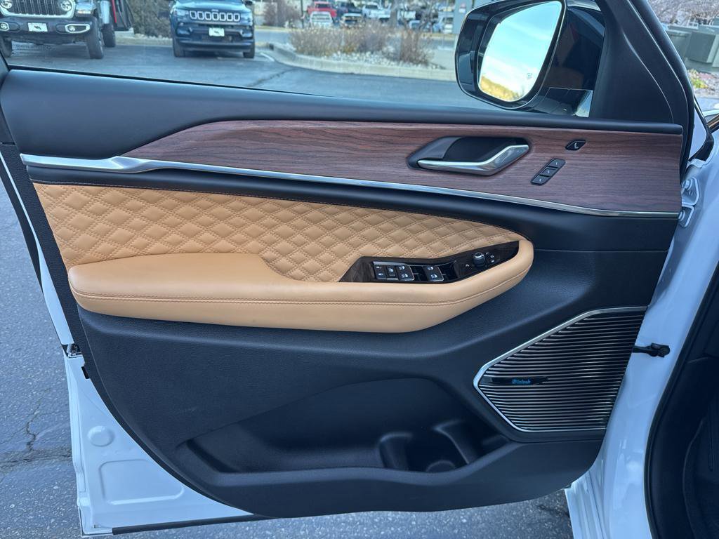 Certified 2025 Jeep Grand Cherokee Summit w/ Adv Protech Group IV image 18