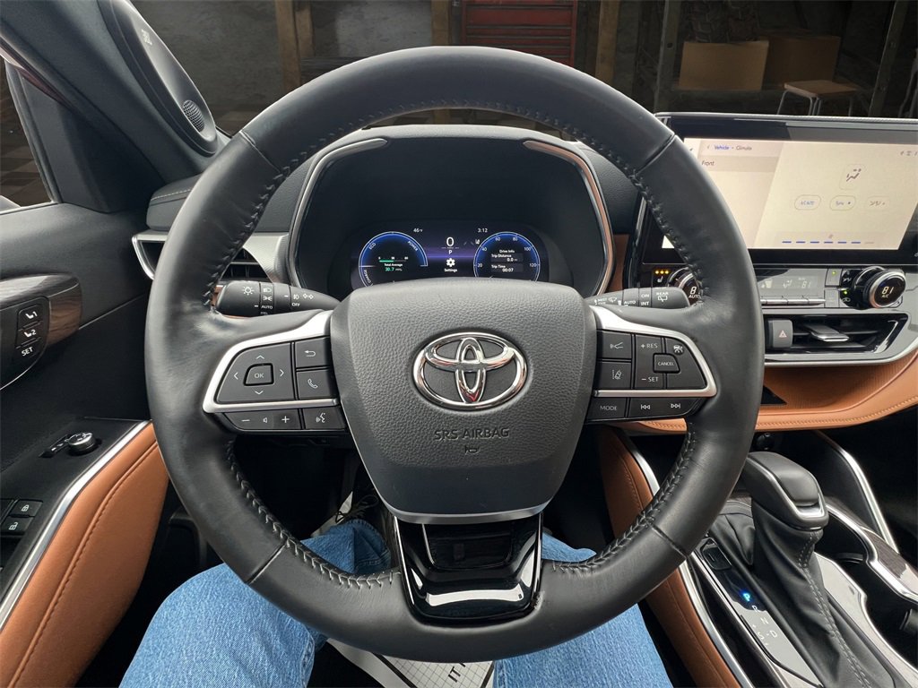 Used 2024 Toyota Highlander Platinum image 19