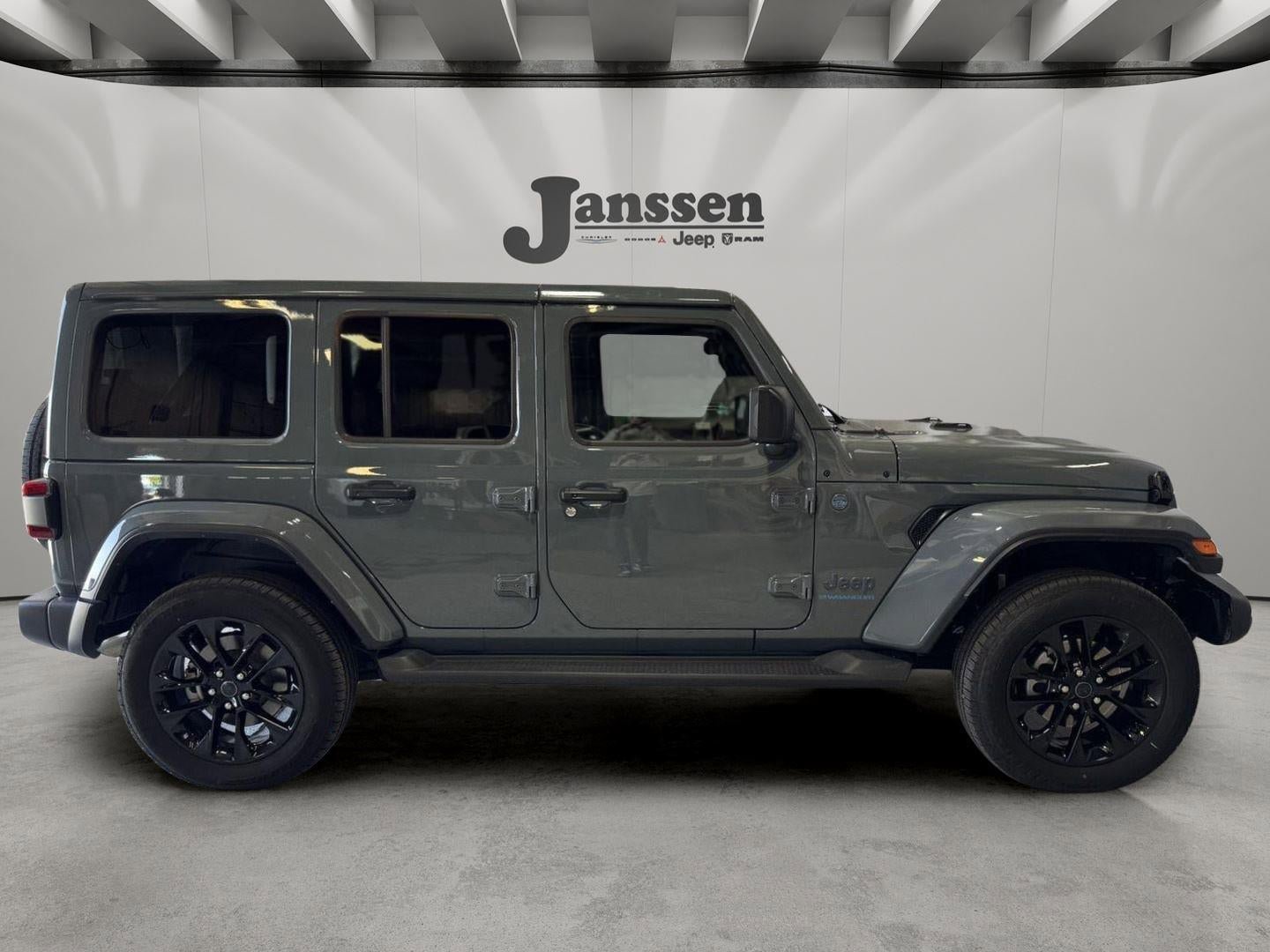 Used 2025 Jeep Wrangler Unlimited Sahara AWD/4WD image 5