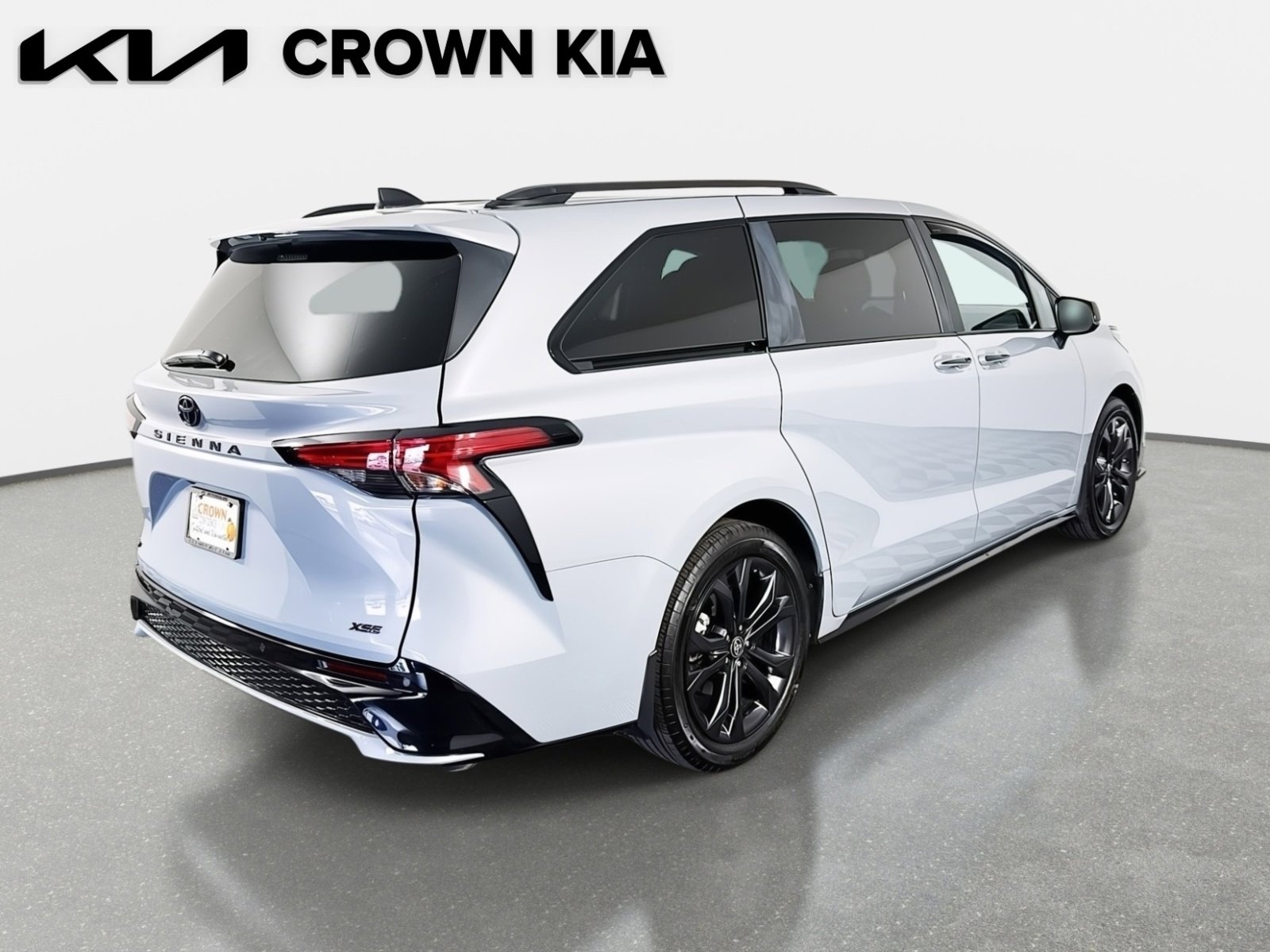 Used 2025 Toyota Sienna XSE w/ XSE Plus Package image 6