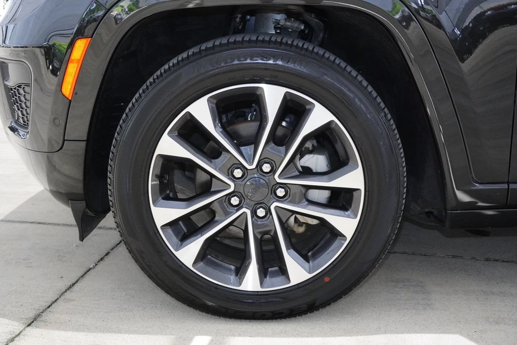 Used 2024 Jeep Grand Cherokee Overland w/ Luxury Tech Group IV AWD/4WD image 11