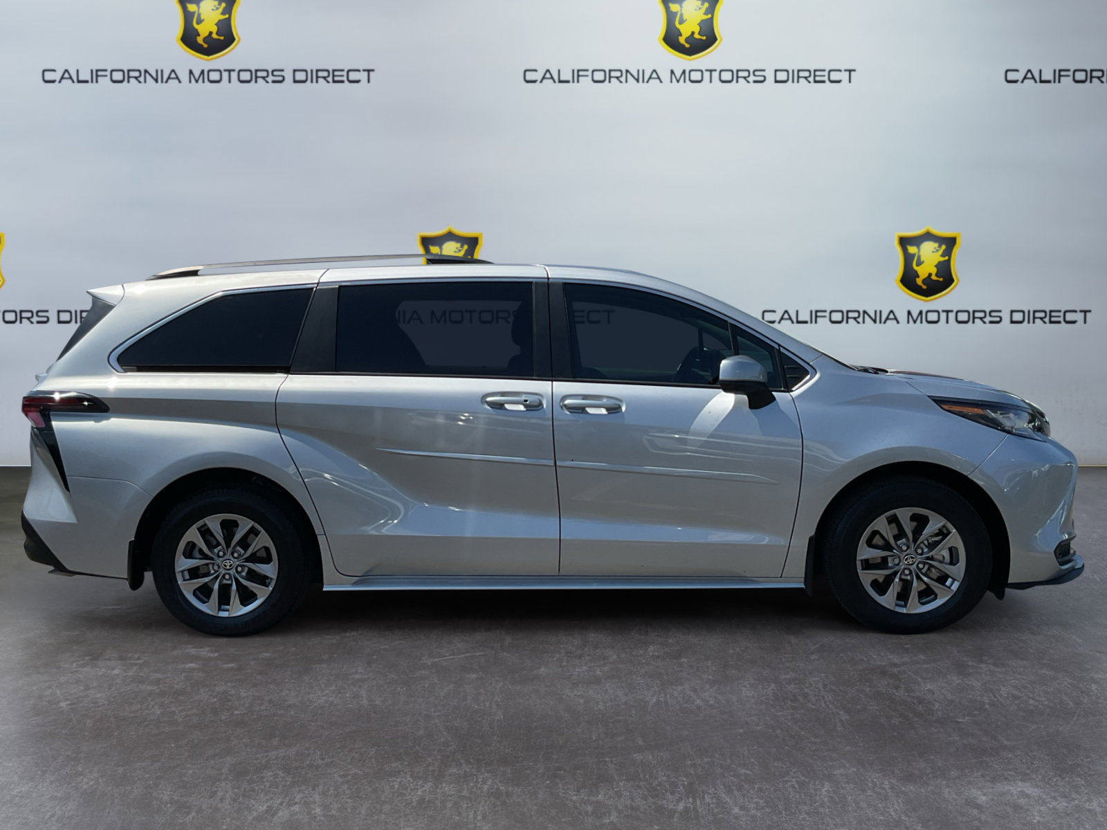 Used 2023 Toyota Sienna LE w/ LE Plus Package FWD image 4