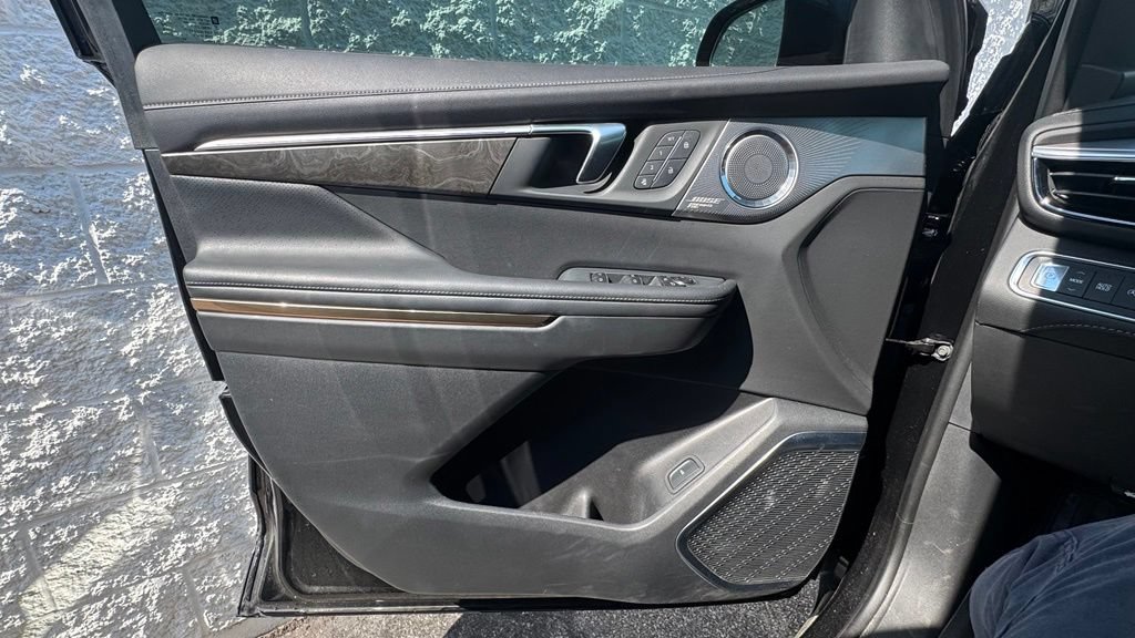 Used 2025 Buick Enclave Avenir w/ LPO, Floor Liner Package FWD image 24