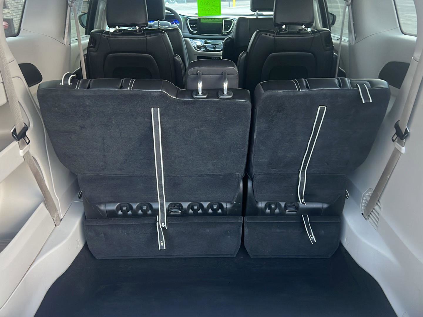 Used 2023 Chrysler Pacifica Touring-L image 18