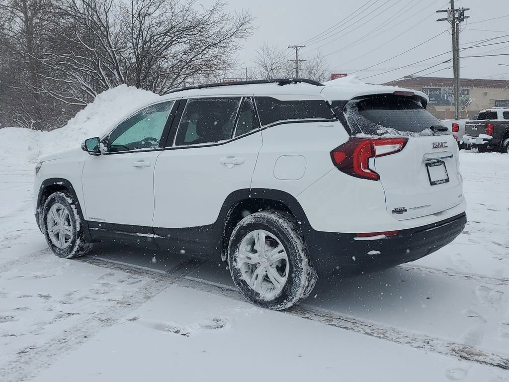 Used 2022 GMC Terrain SLE w/ Driver Convenience Package image 4