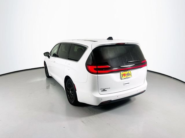 Used 2024 Chrysler Pacifica Touring-L image 7