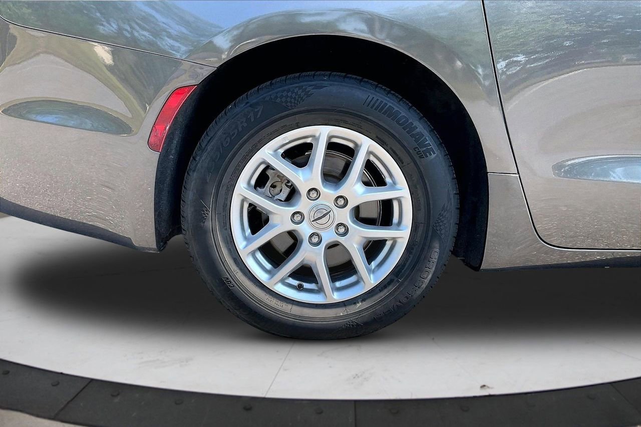 Certified 2023 Chrysler Pacifica Touring-L FWD image 37