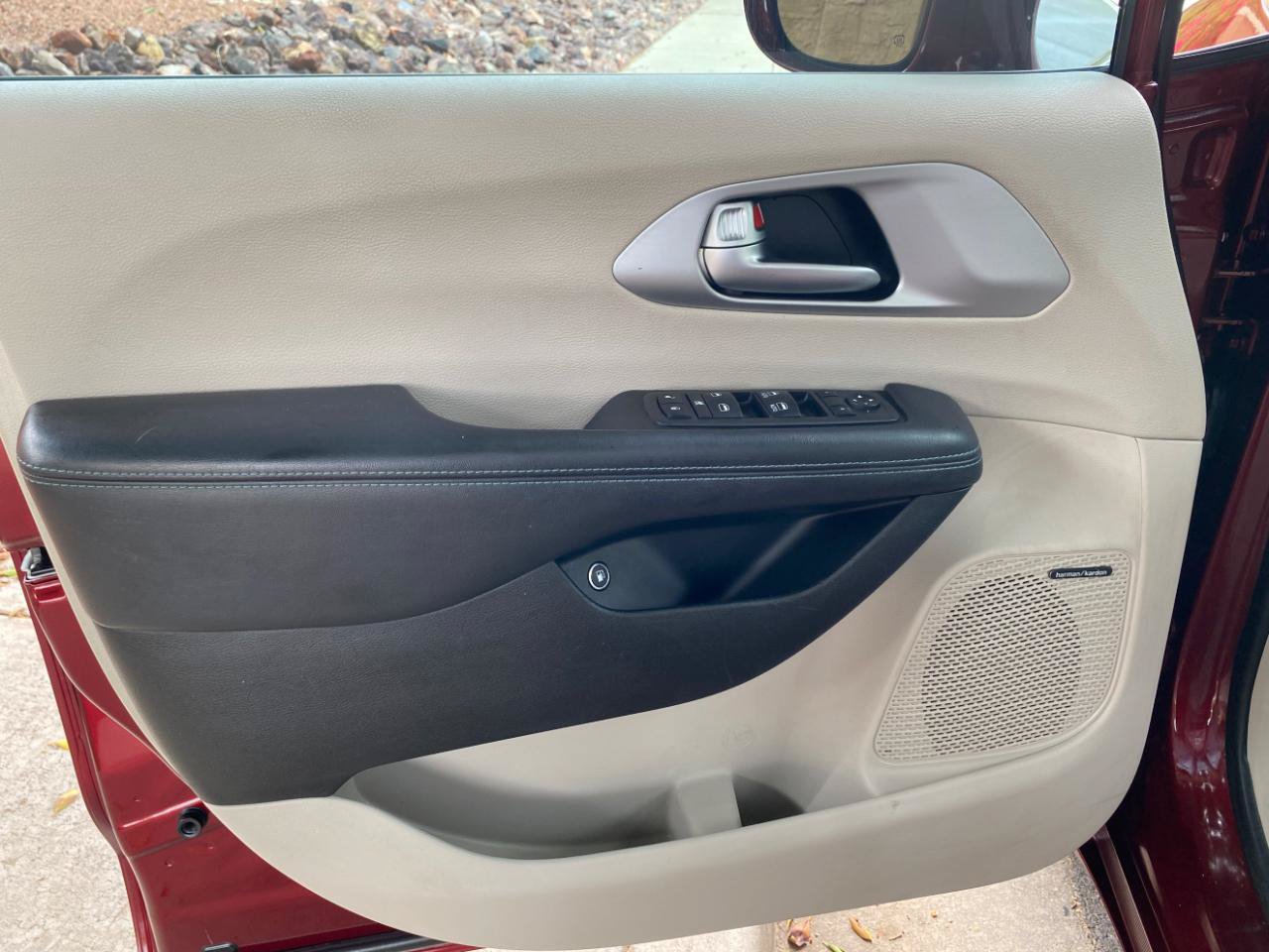 Used 2018 Chrysler Pacifica Limited FWD image 29