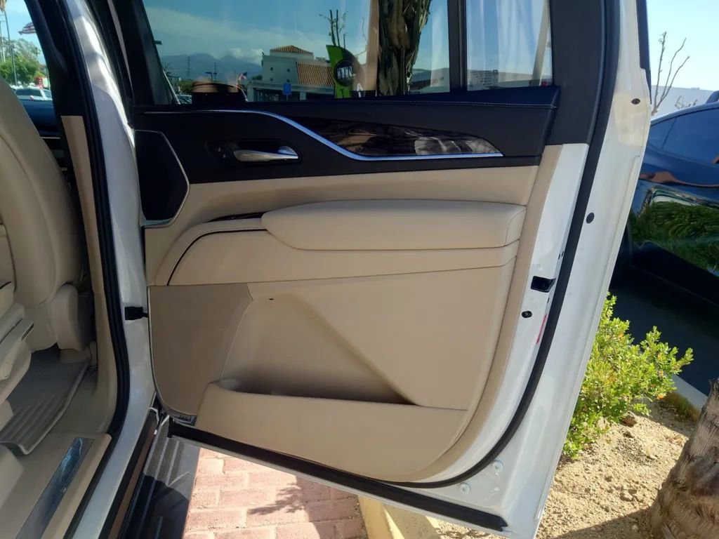 Used 2021 Cadillac Escalade ESV Premium Luxury image 11