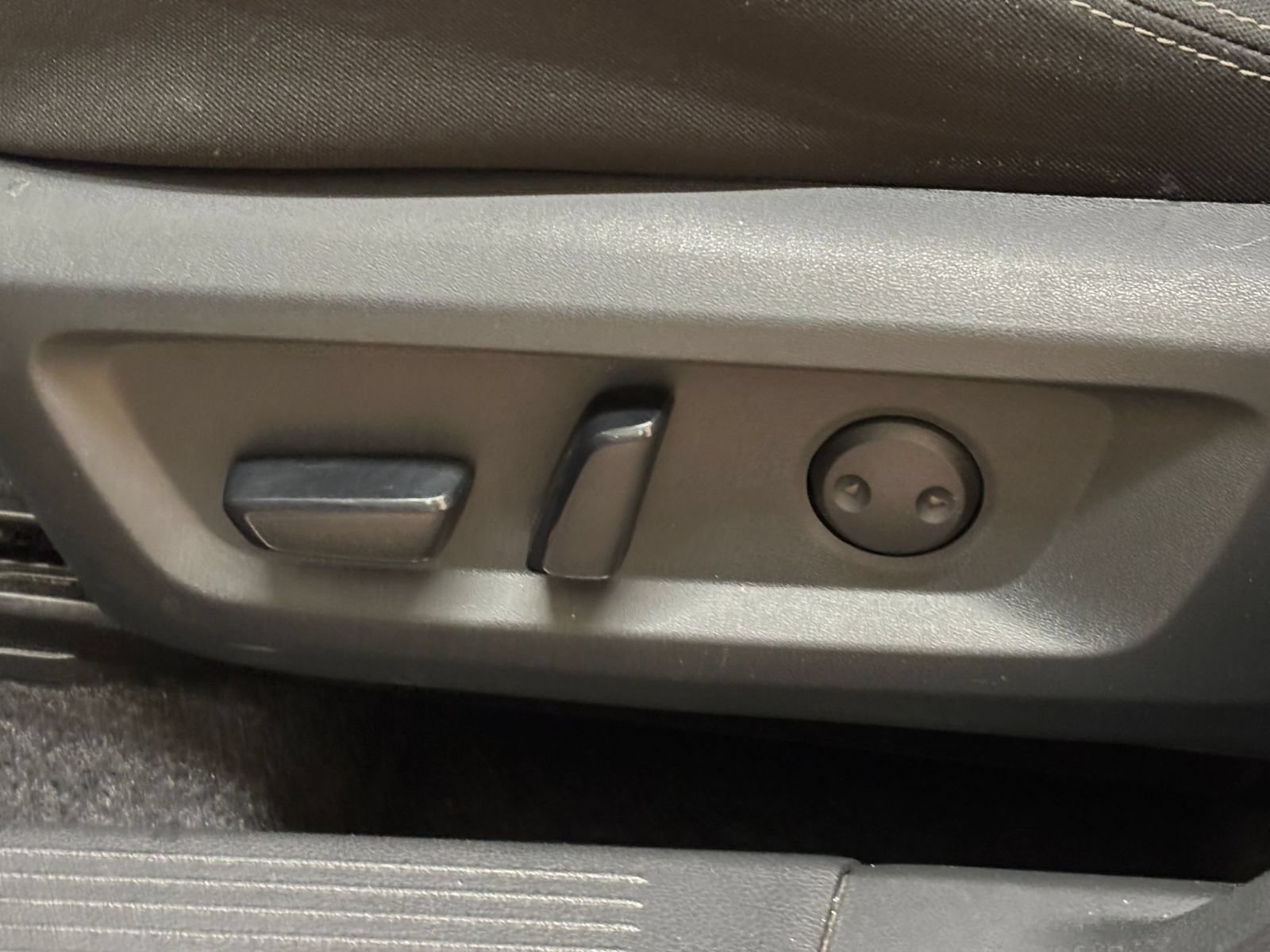 Used 2025 Nissan Rogue SV FWD image 21