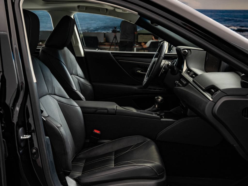 Certified 2020 Lexus ES 300h Ultra Luxury w/ Accessory Package FWD image 25
