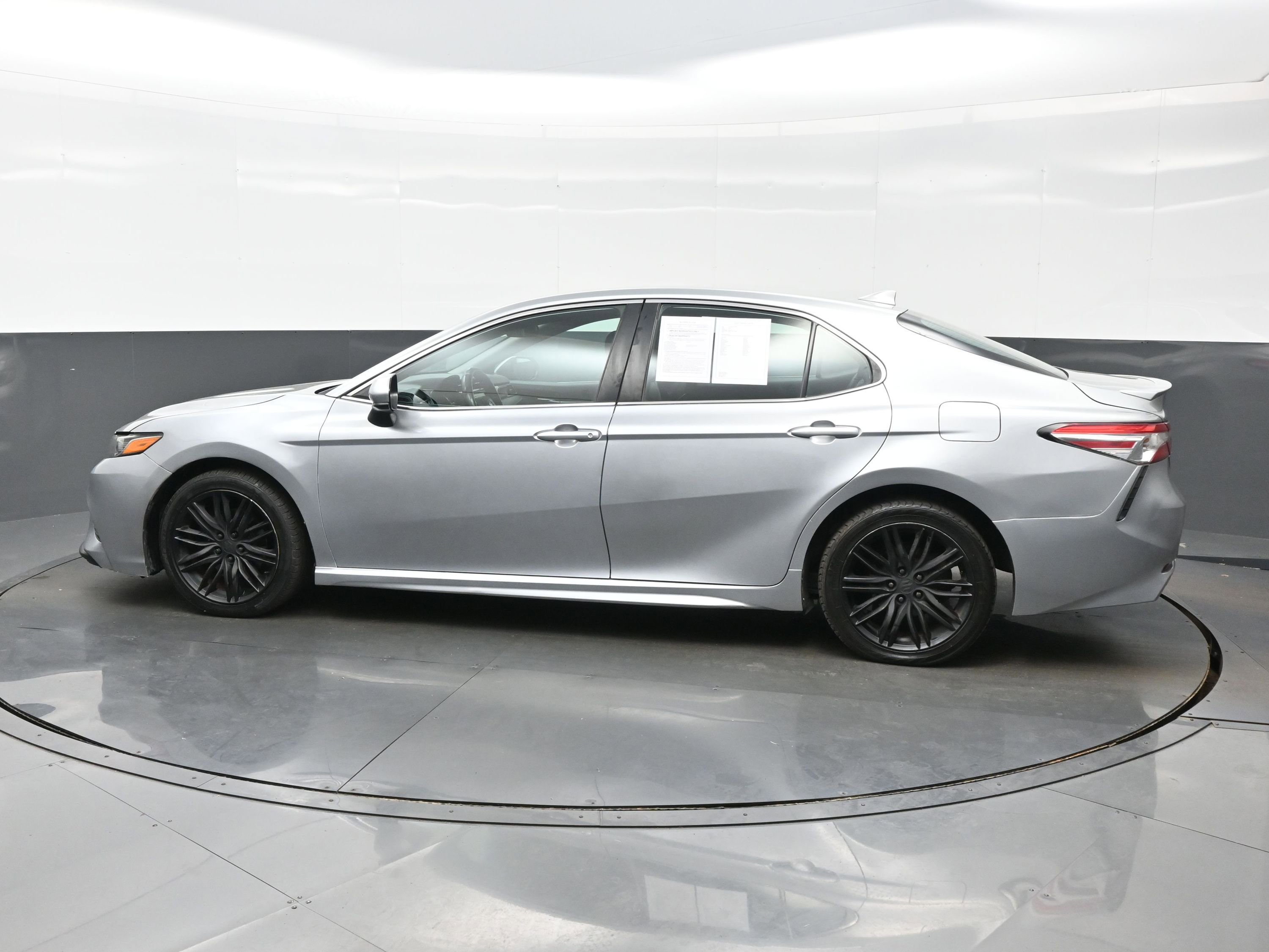 Used 2020 Toyota Camry SE FWD image 3