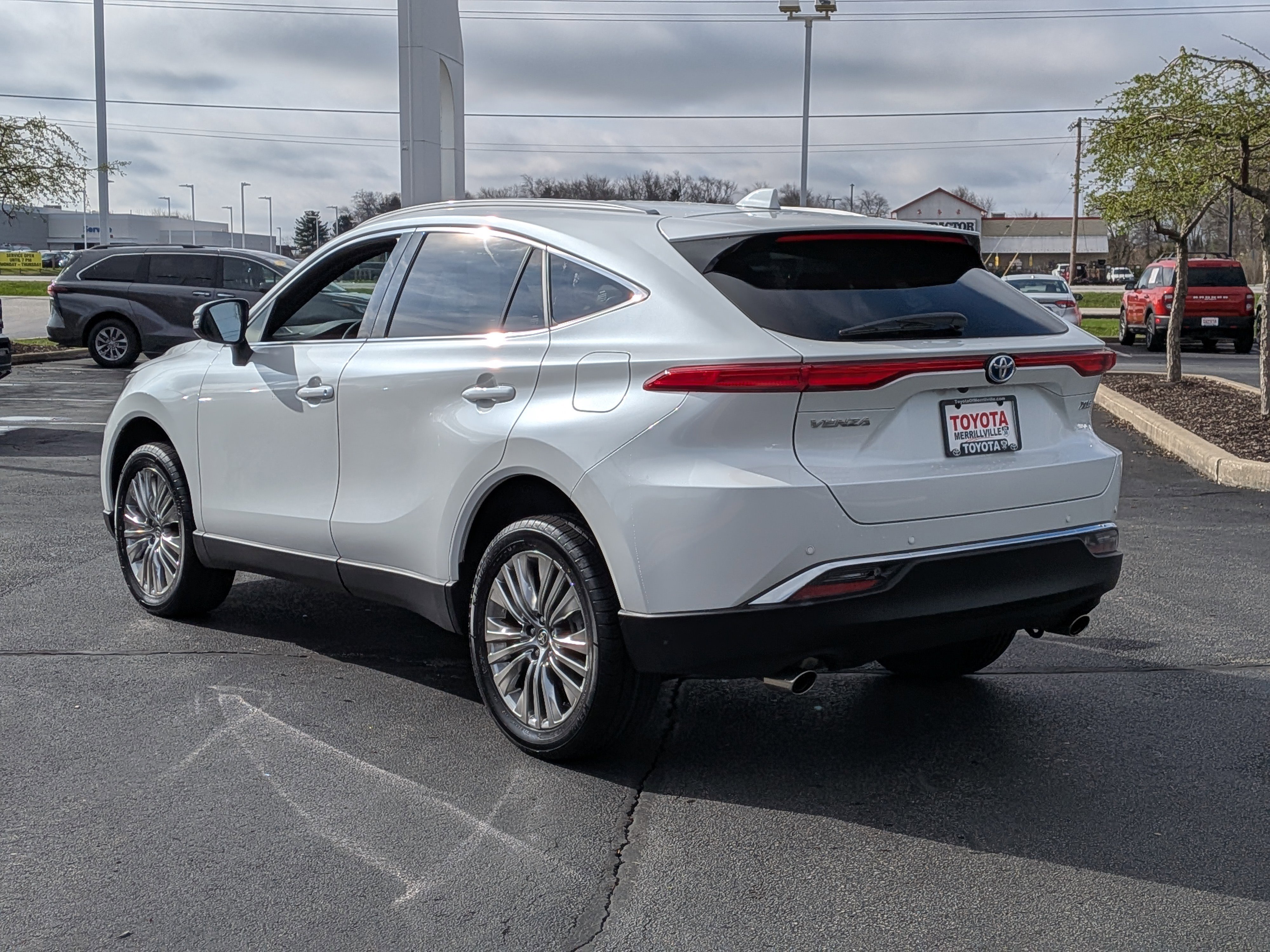 Used 2024 Toyota Venza XLE image 6