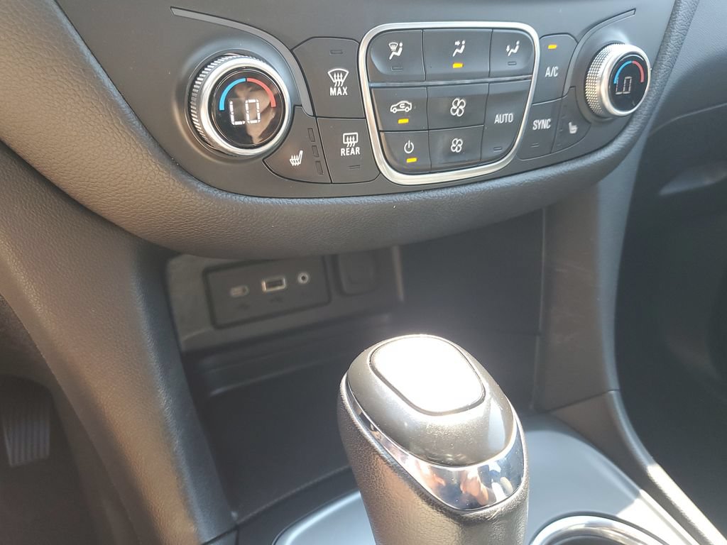 Used 2019 Chevrolet Equinox LT w/ Driver Convenience Package FWD image 19