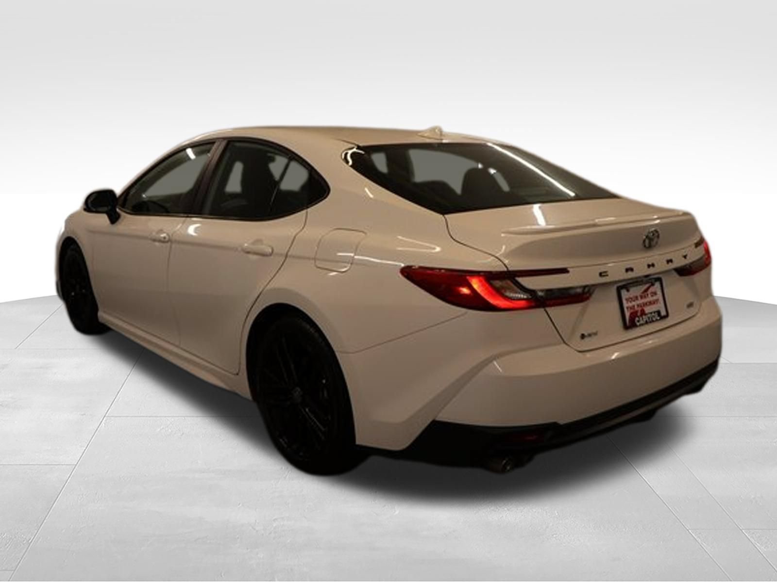 Used 2025 Toyota Camry SE FWD image 4
