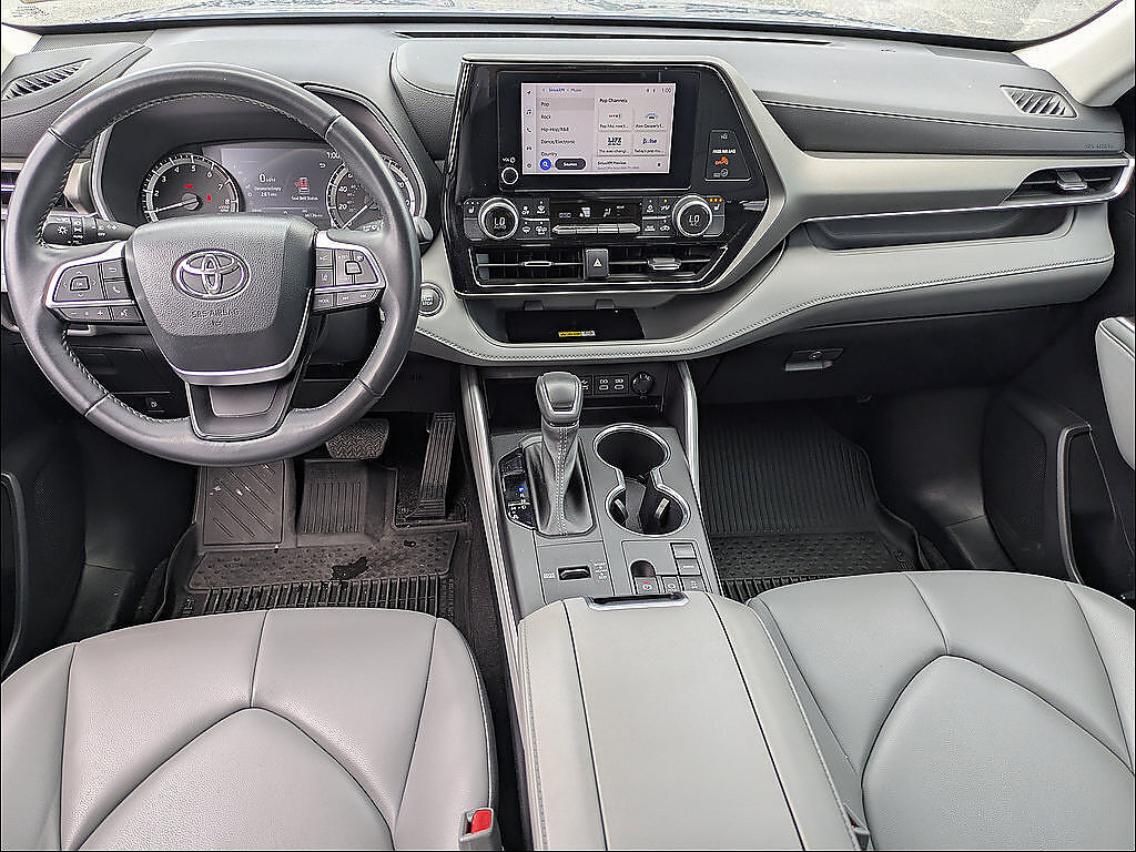 Used 2023 Toyota Highlander XLE FWD image 19