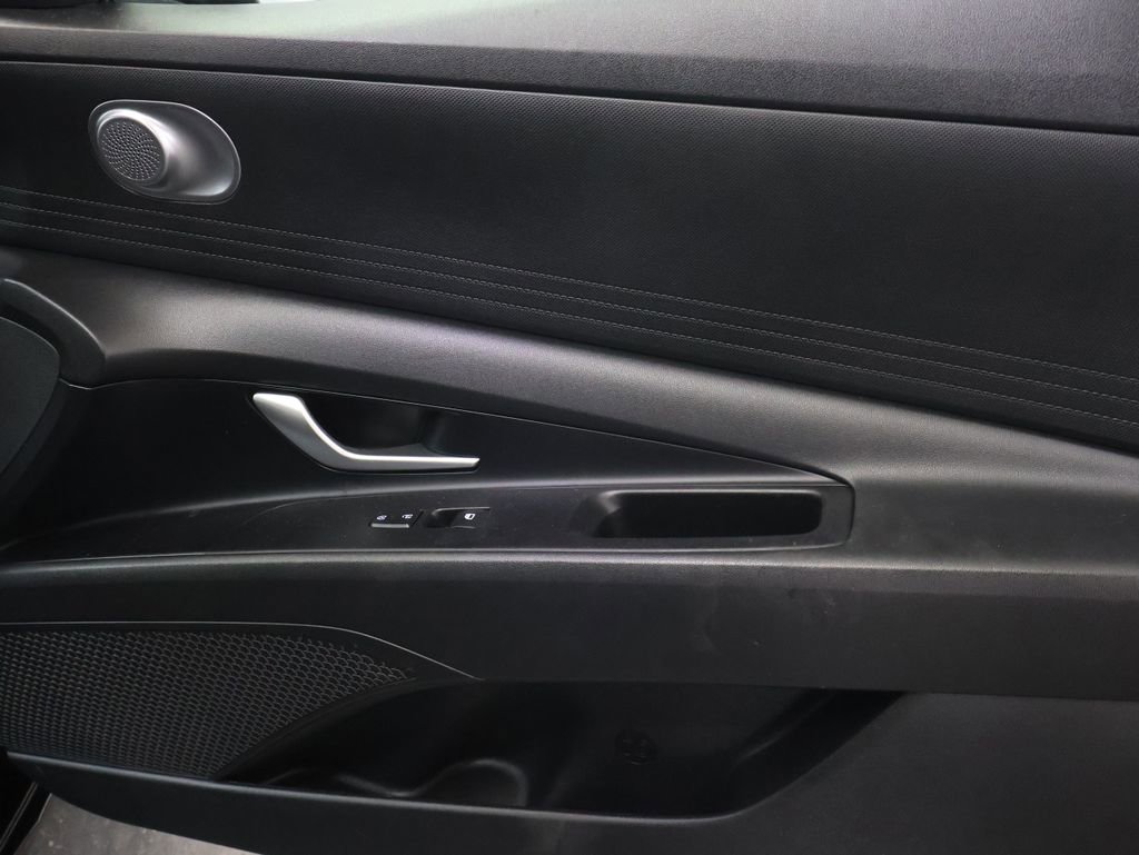 Used 2021 Hyundai Elantra SE w/ Cargo Package image 11