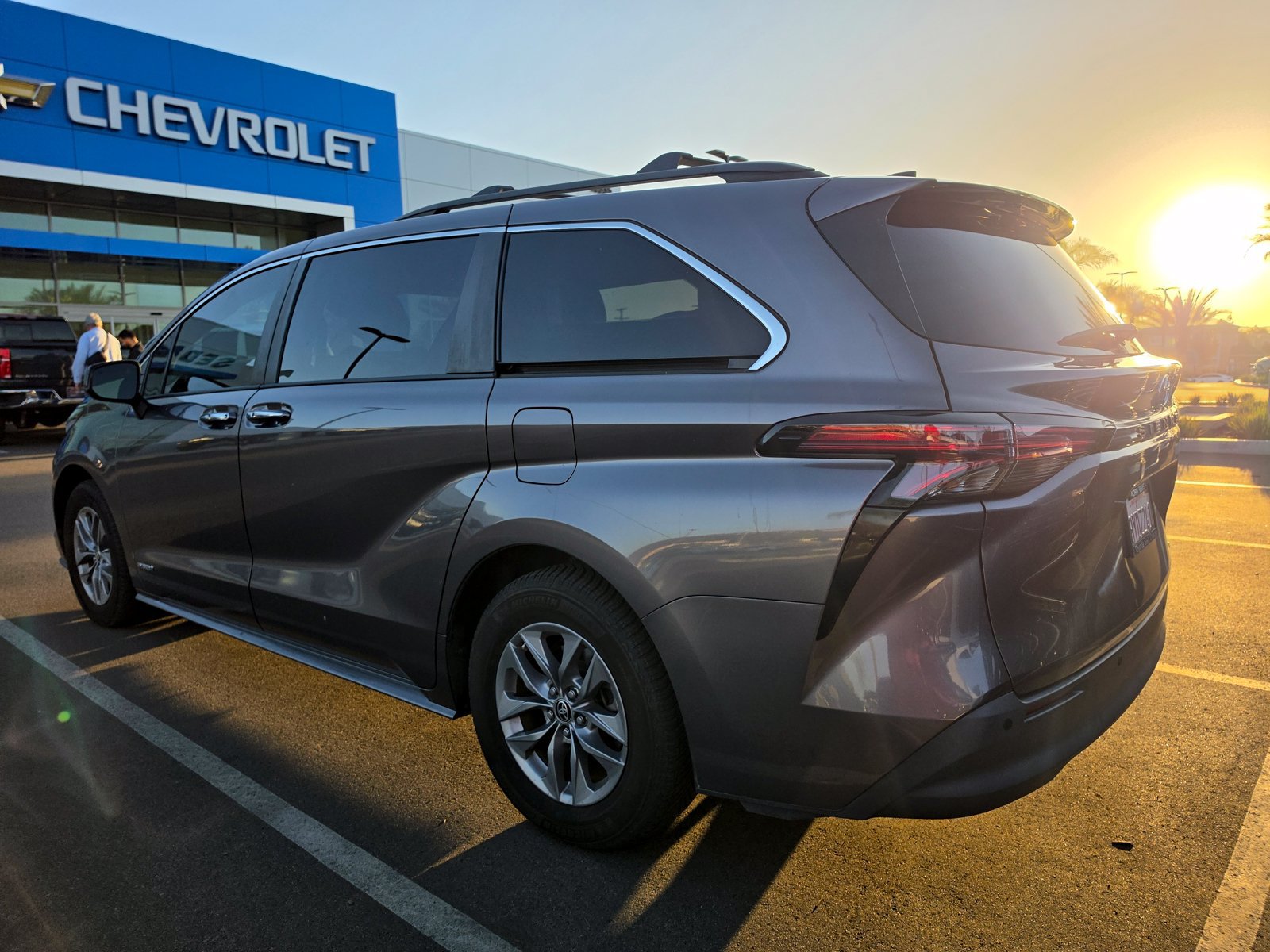 Used 2021 Toyota Sienna XLE w/ XLE Plus Package FWD image 3