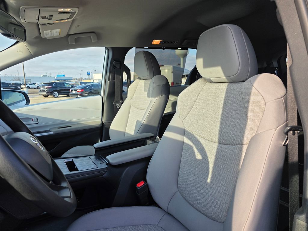 Used 2026 Toyota Sienna LE image 20
