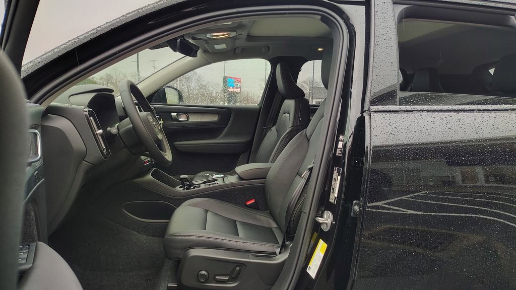 New 2026 Volvo XC40 B5 Core w/ Climate Package image 7