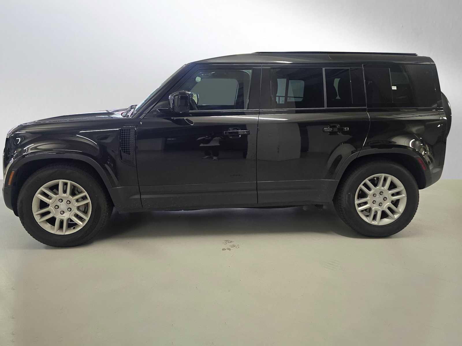 Used 2025 Land Rover Defender 110 S AWD/4WD image 6