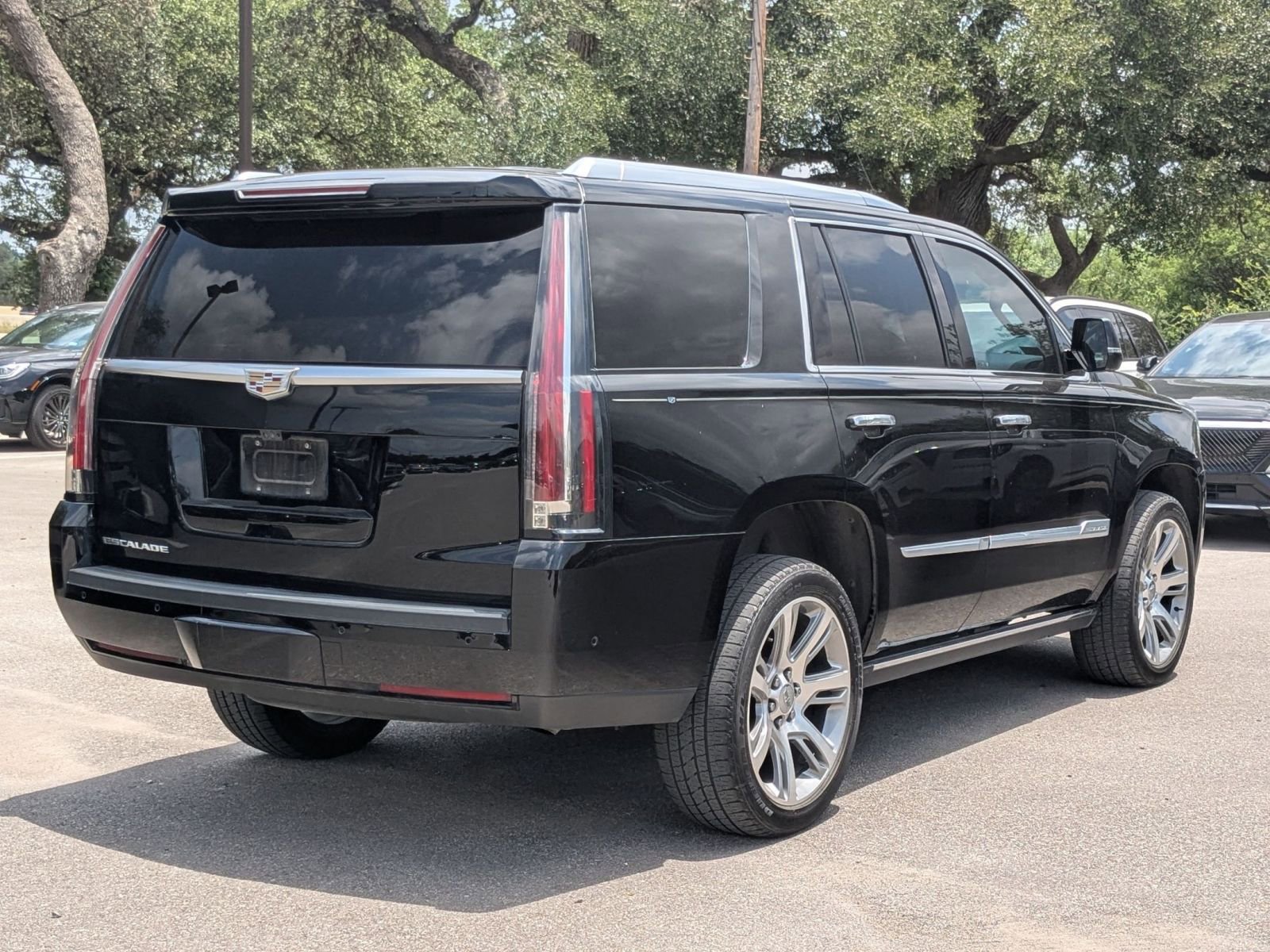 Used 2019 Cadillac Escalade Premium Luxury AWD/4WD image 2