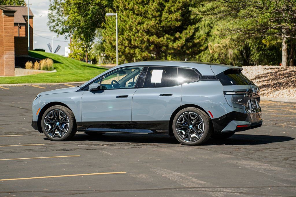 Used 2025 BMW iX xDrive50 w/ Premium Package image 7