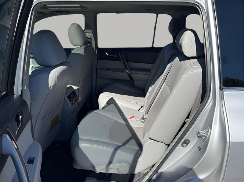 Used 2013 Toyota Highlander Limited image 26