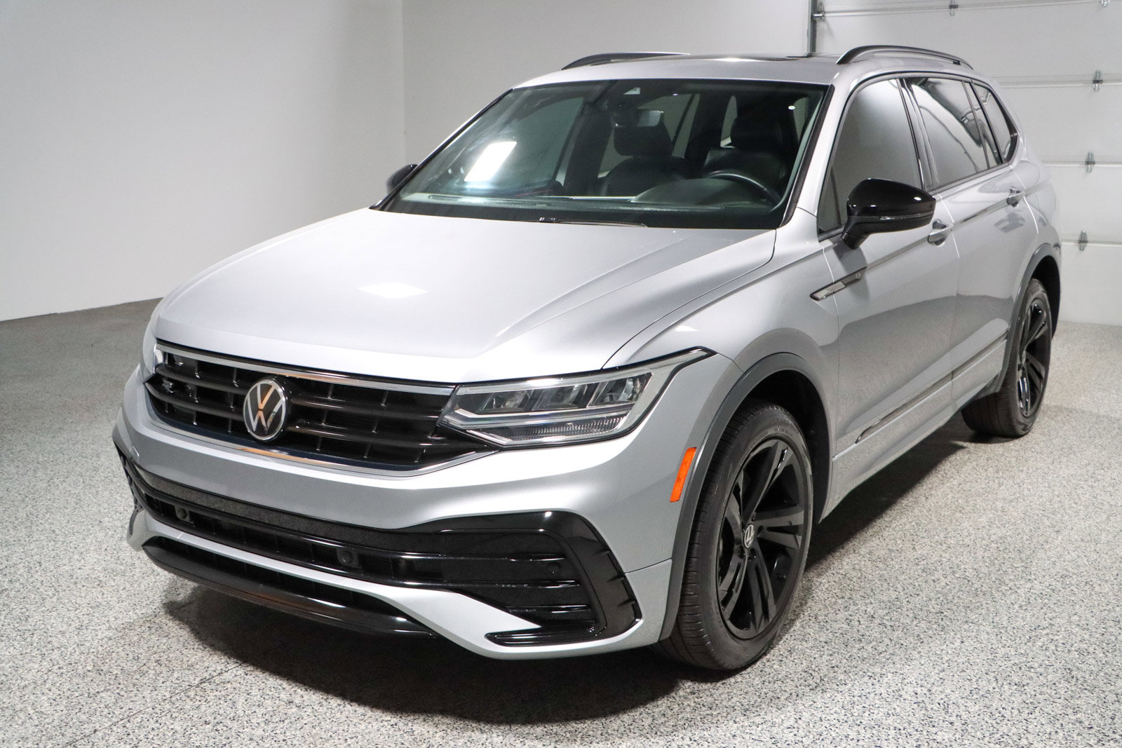 Used 2023 Volkswagen Tiguan SE R-Line FWD image 33