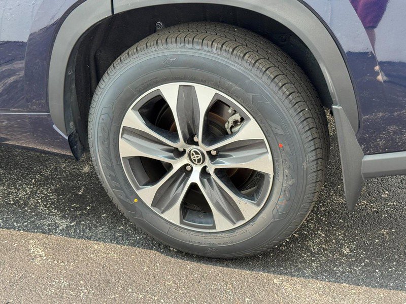 Certified 2024 Toyota Highlander XLE image 5