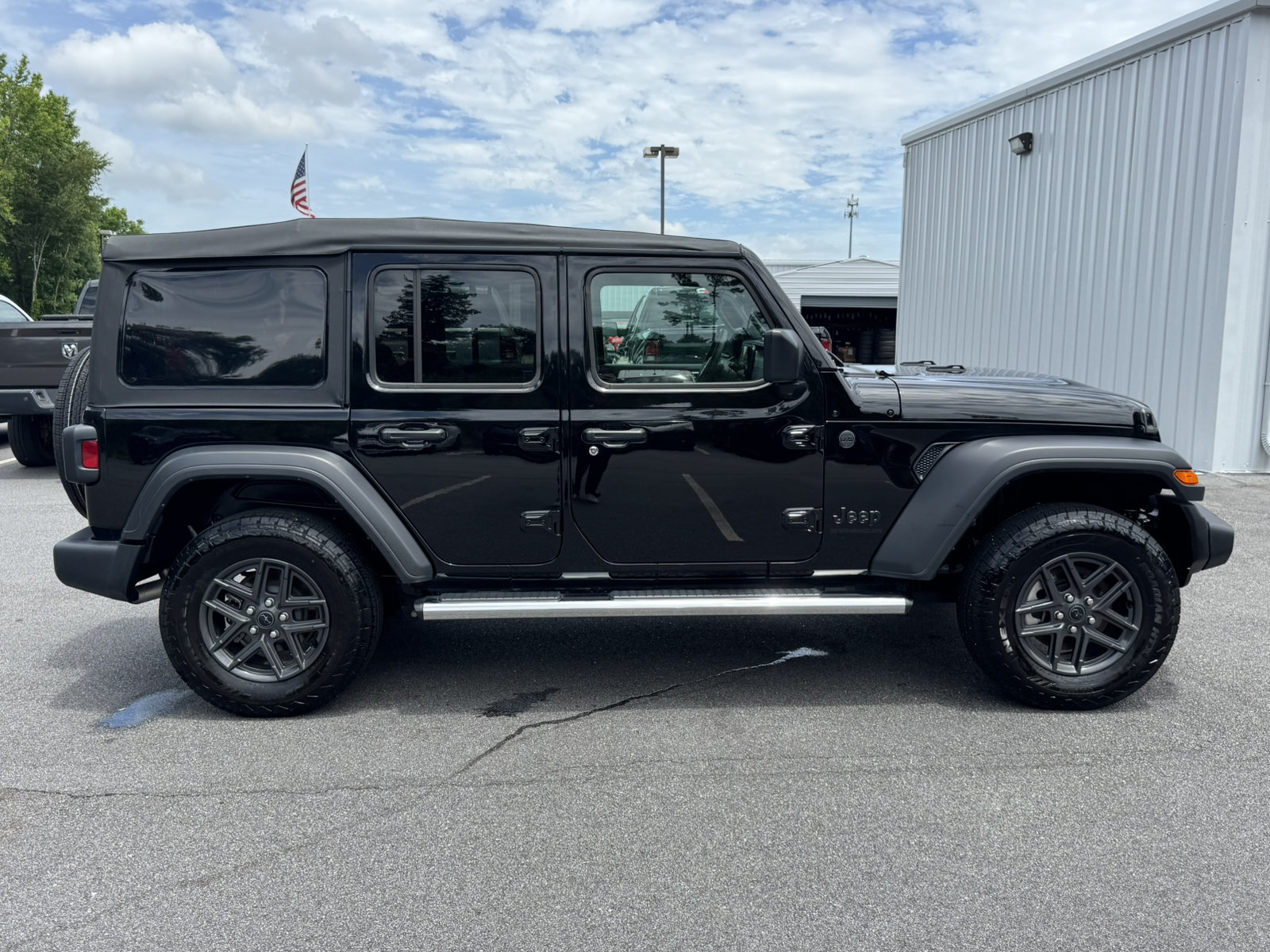Used 2025 Jeep Wrangler Unlimited Sport AWD/4WD image 4