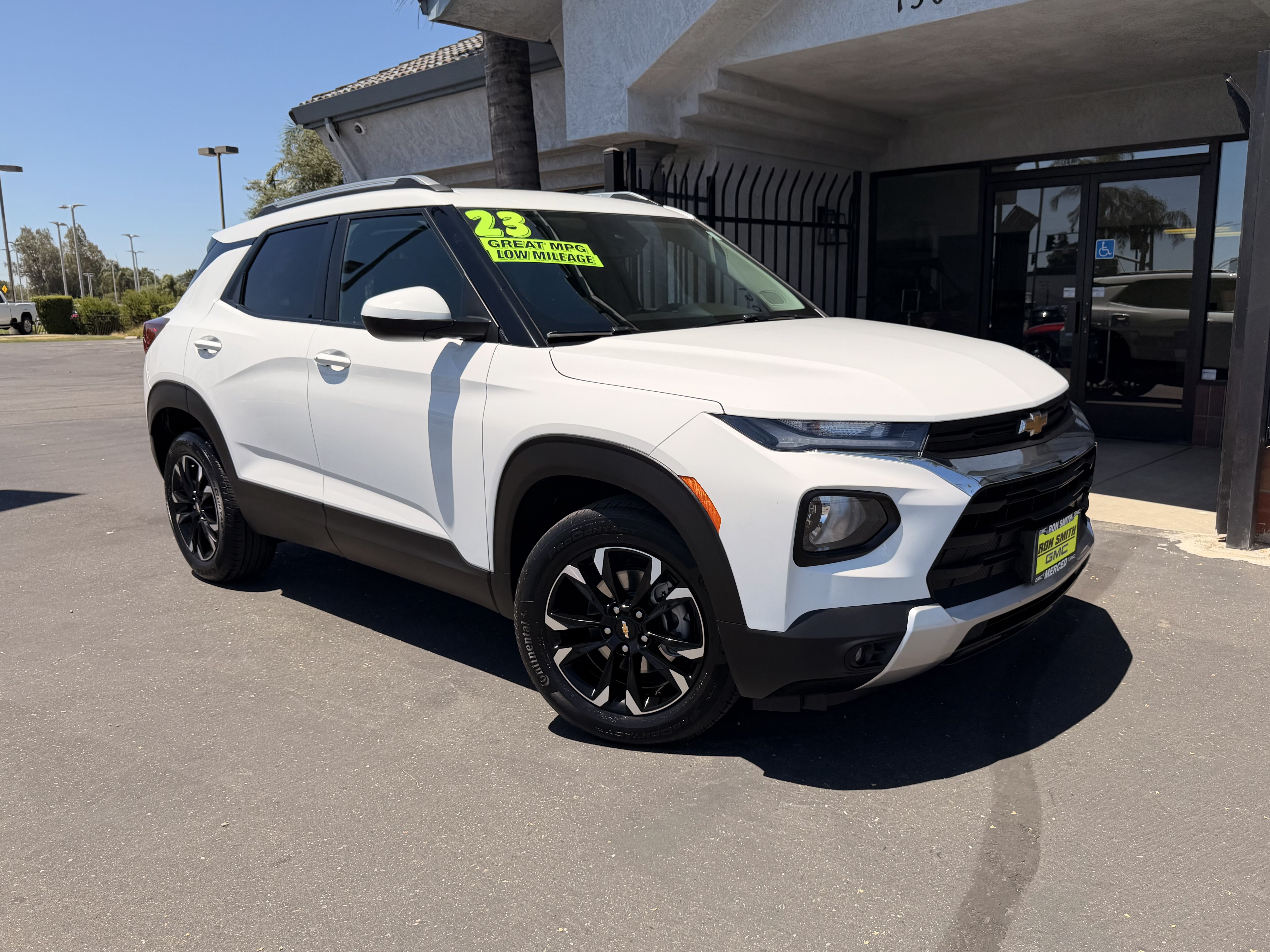 Used 2023 Chevrolet TrailBlazer LT w/ Convenience Package FWD image 2