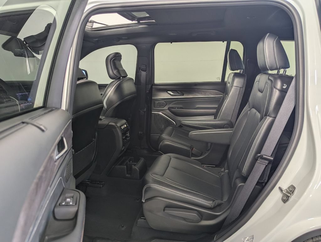 Used 2025 Jeep Grand Cherokee L Overland w/ Luxury Tech Group IV AWD/4WD image 27