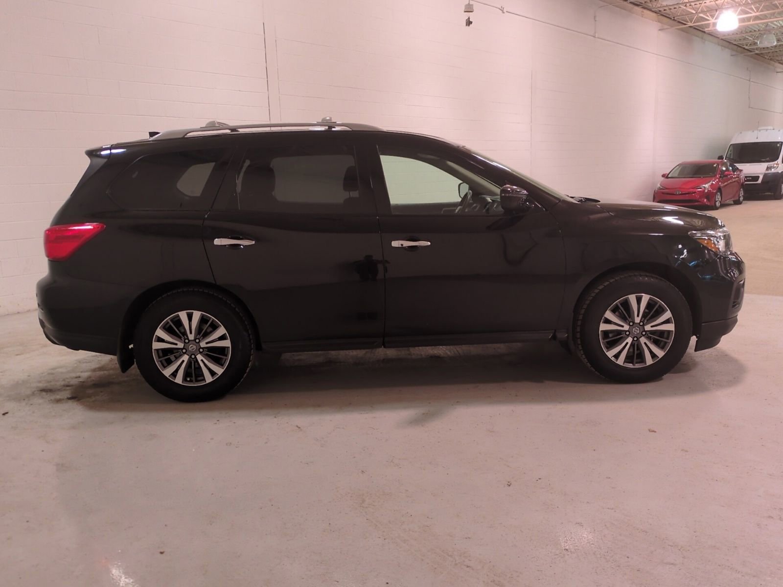 Used 2020 Nissan Pathfinder S FWD image 2