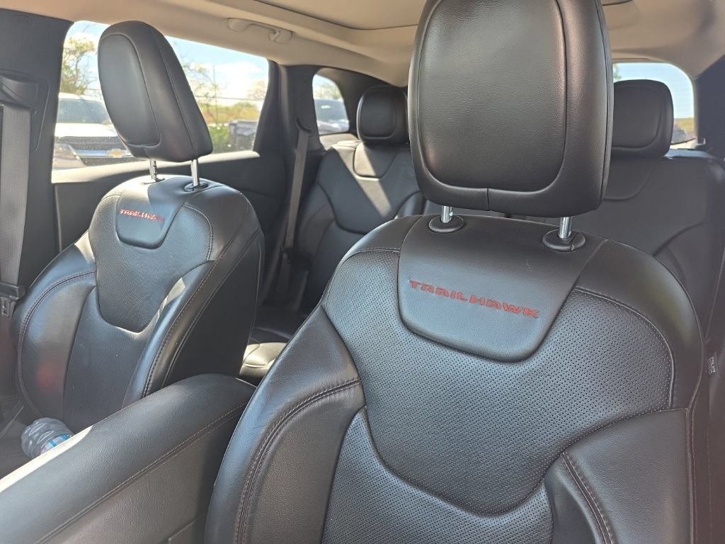Used 2017 Jeep Cherokee Trailhawk AWD/4WD image 14