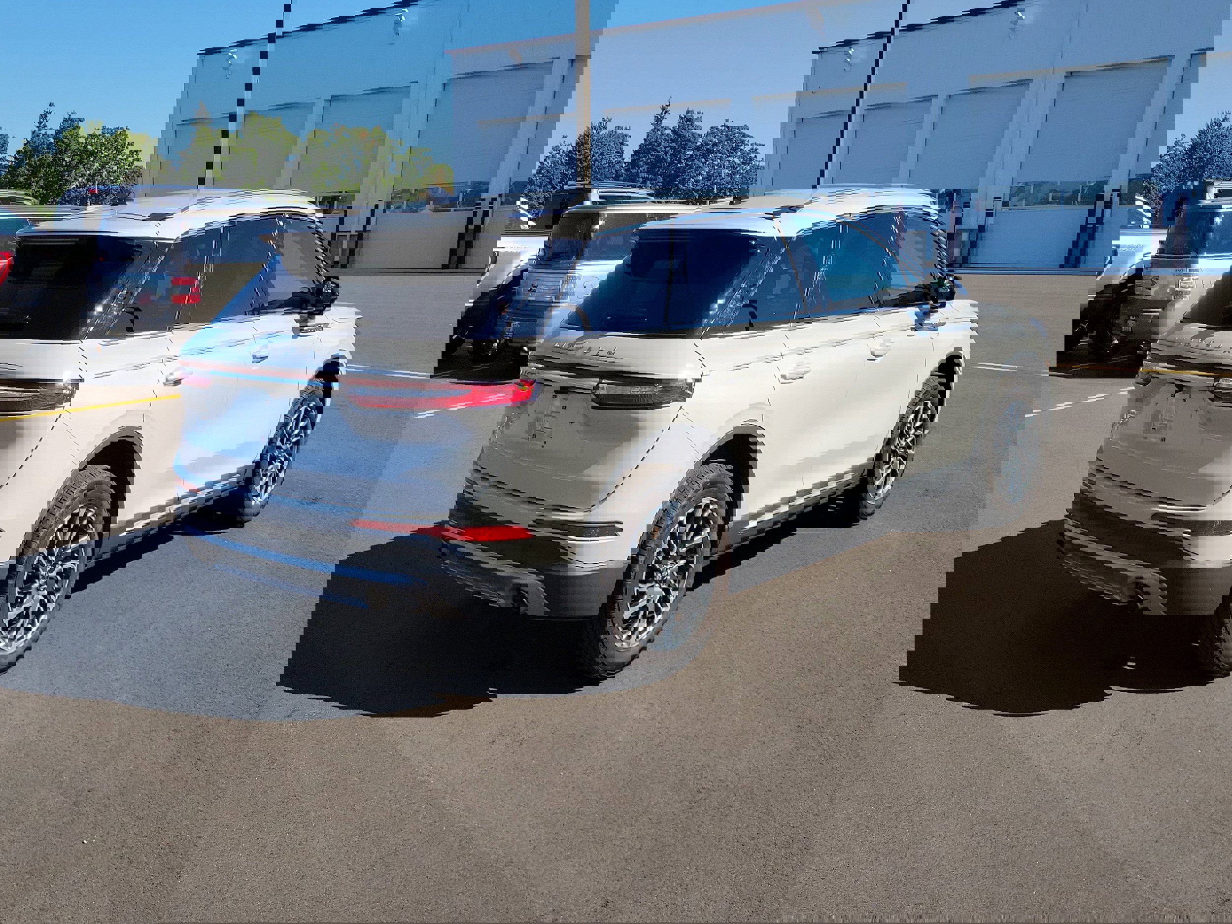 Used 2022 Lincoln Corsair AWD w/ Equipment Group 101A image 4