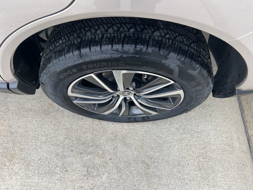 Used 2024 Toyota Venza LE image 14