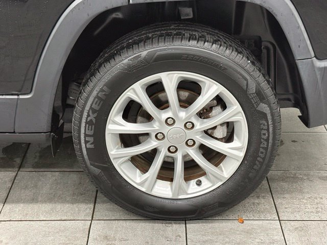 Used 2019 Jeep Cherokee Latitude w/ Cold Weather Group FWD image 7