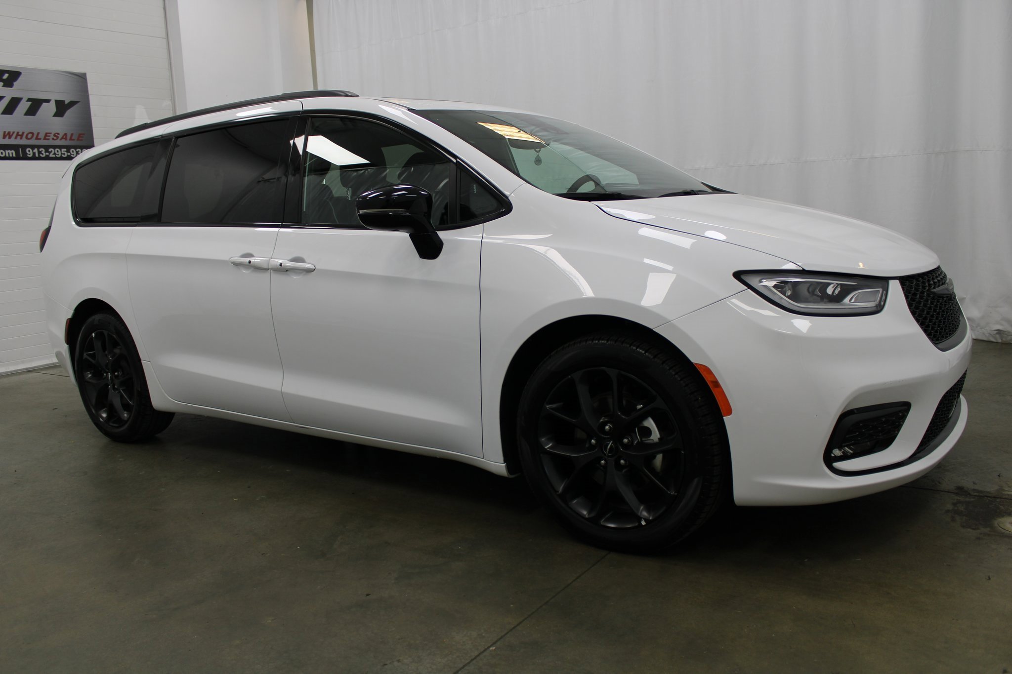 Used 2025 Chrysler Pacifica Limited image 3