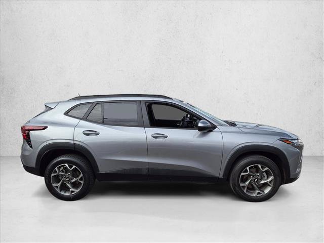 Used 2025 Chevrolet Trax LT FWD image 4