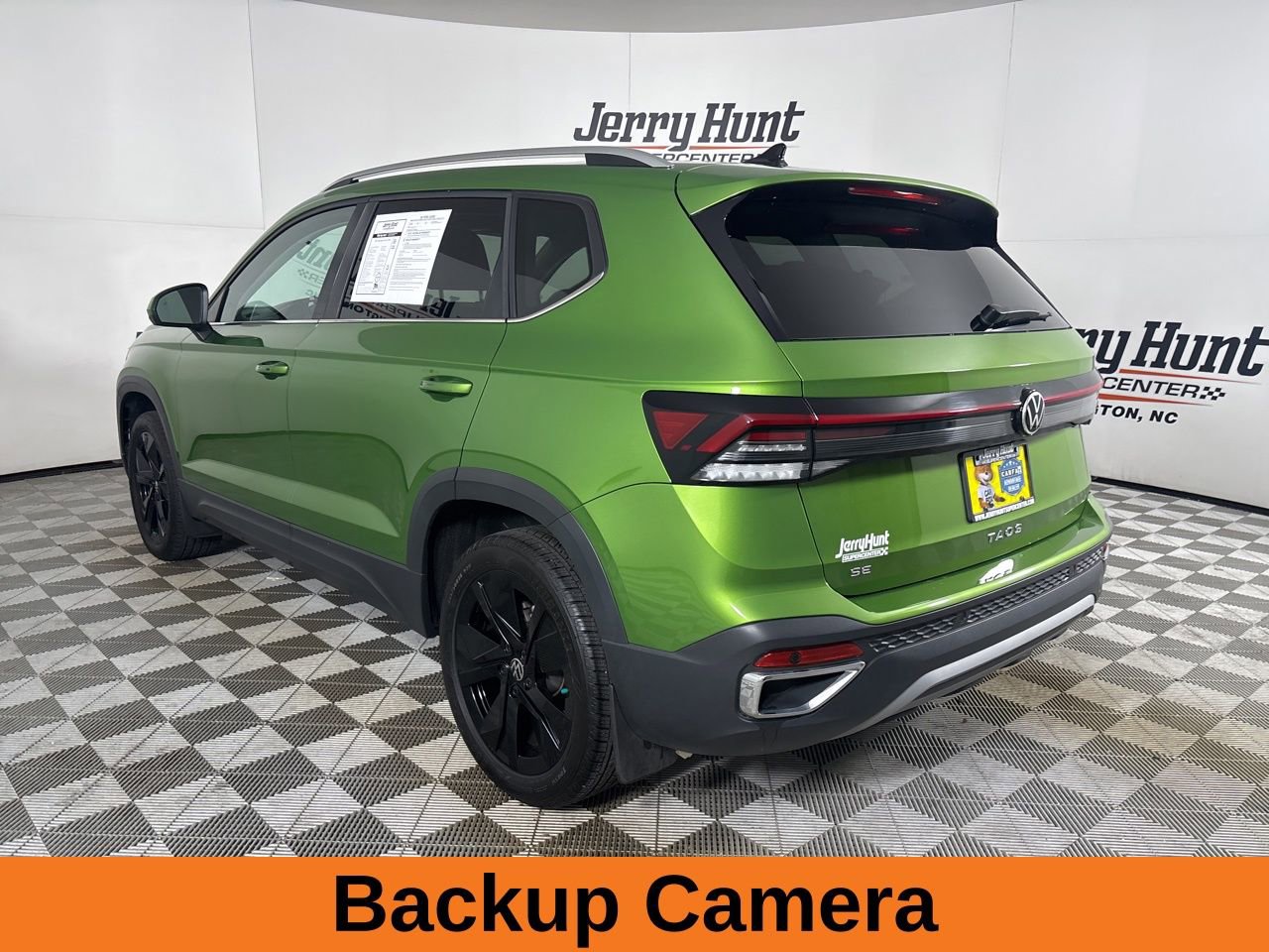 Used 2025 Volkswagen Taos SE w/ Black Wheel Package image 7