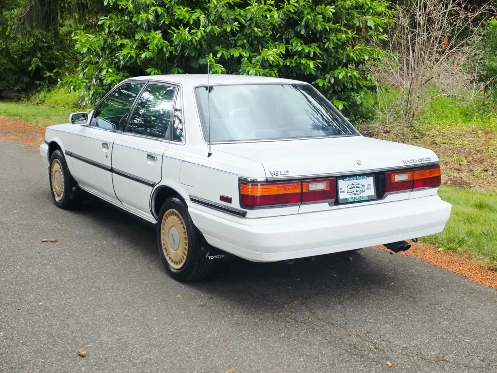 Used 1990 Toyota Camry LE FWD image 3