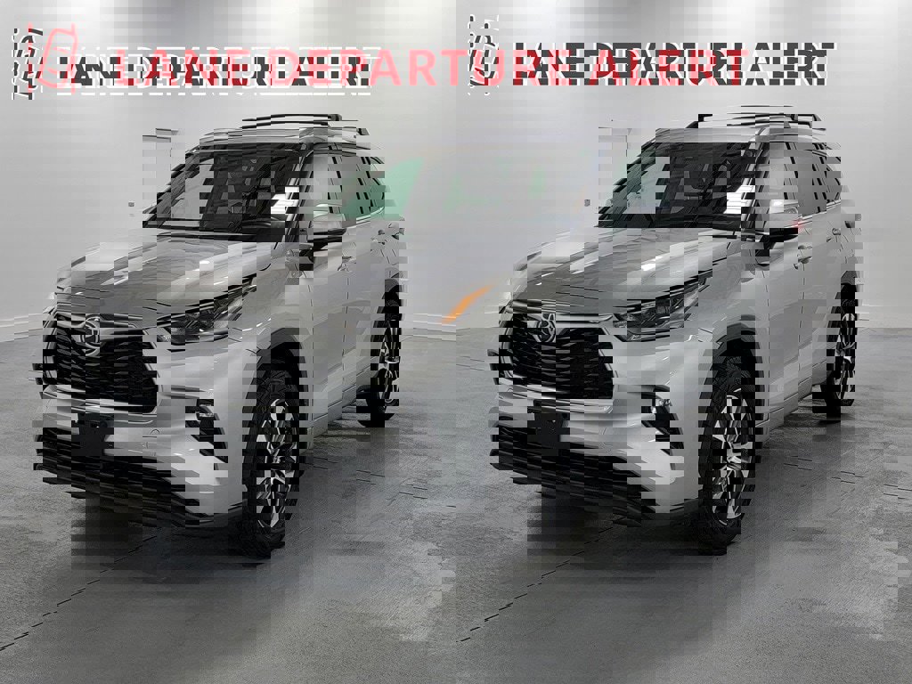 Used 2021 Toyota Highlander XLE image 4