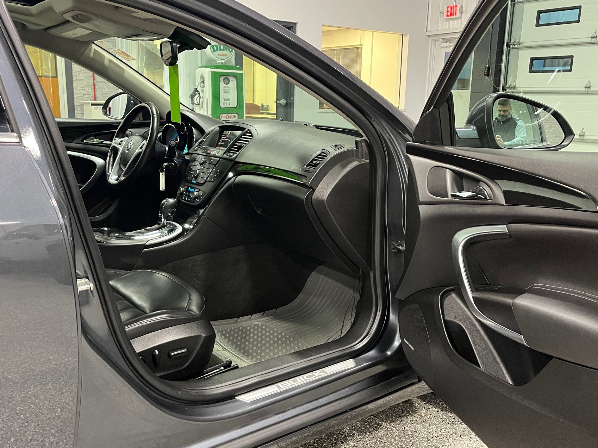 Used 2011 Buick Regal CXL Turbo w/ TO7 Preferred Equipment Group image 9