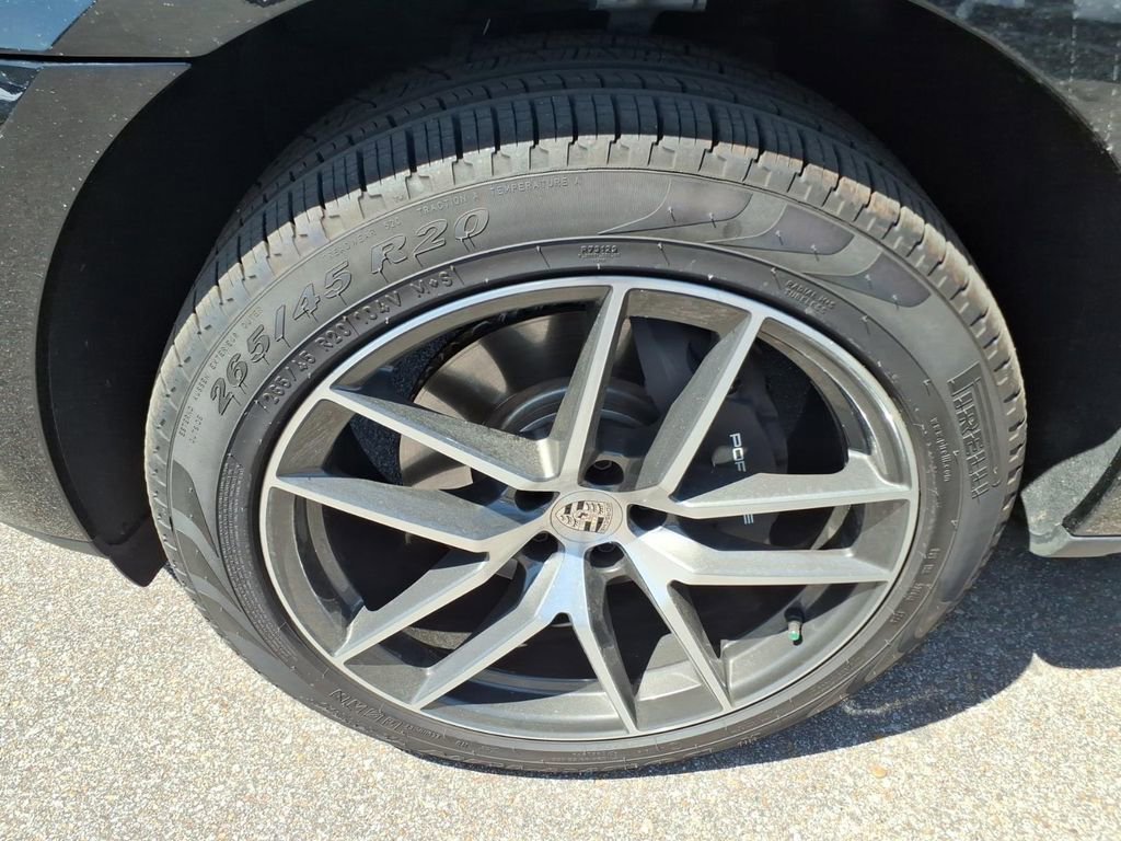 Used 2025 Porsche Macan AWD/4WD image 9