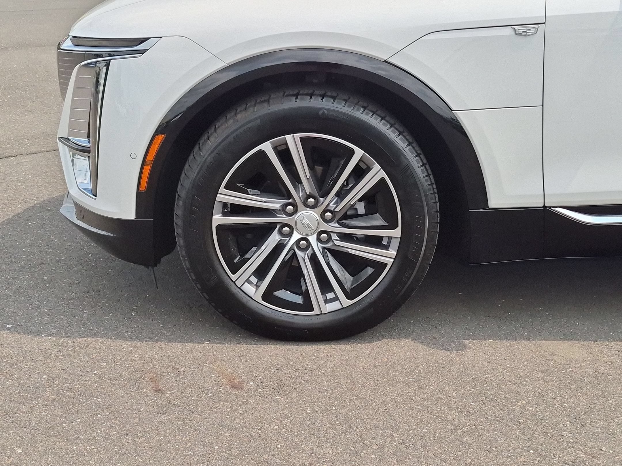 Certified 2024 Cadillac Lyriq Luxury AWD/4WD image 33